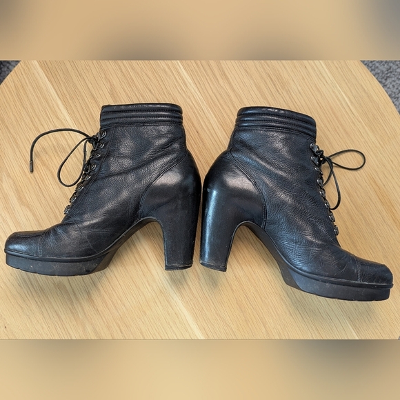 Kenneth Cole Women's (Size 6M) Black Leather Lace-Up Boots With Block Heel - Picture 12 of 16